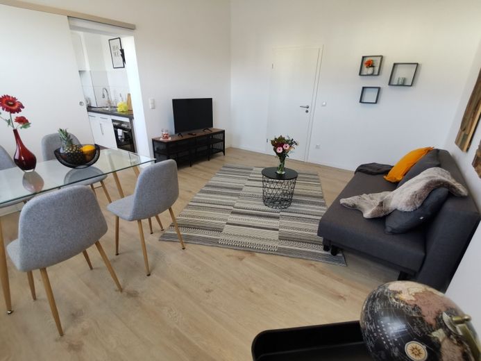 Helle, neu sanierte und möblierte Wohnung in zentraler Lage, mit W-LAN, Parkplatz-Anmietung möglich! – 54fc8013c736f03ef14f1f4808c490d60c120183.jpg