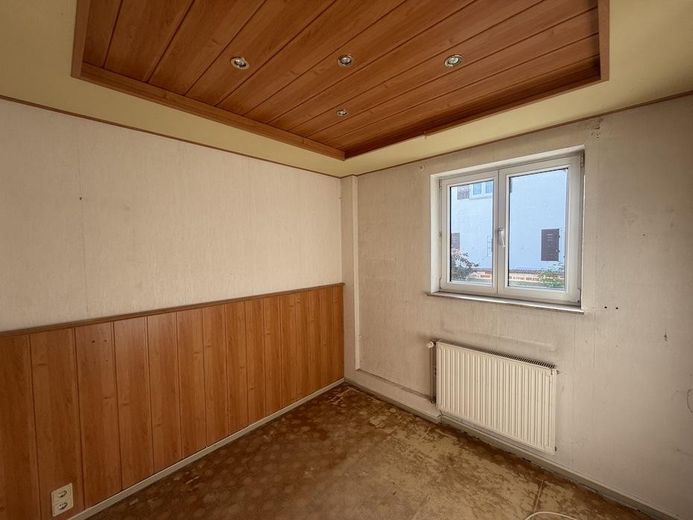 Ländliche Idylle mitten in der Stadt ! Ihr künftiges Zuhause mit herrlichem Garten und 3 Garagen ! – Zimmer EG
