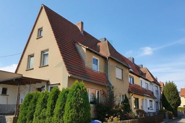 Skrajny dom szeregowy o powierzchni mieszkalnej 101 m² i całkowitej powierzchni 401 m² wraz z działką w Kahli