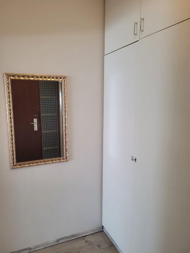شقة من غرفتين للإيجار لشخص واحد في كونيغسبرون – Garderobe
