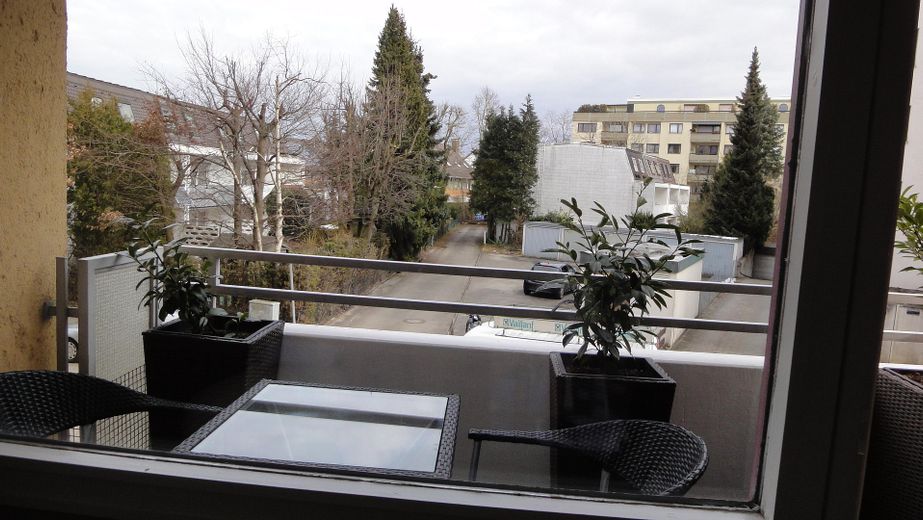 Freies möbliertes Apartment, Schwimmhalle, Sauna, S-Bahn München, von privat – Balkon