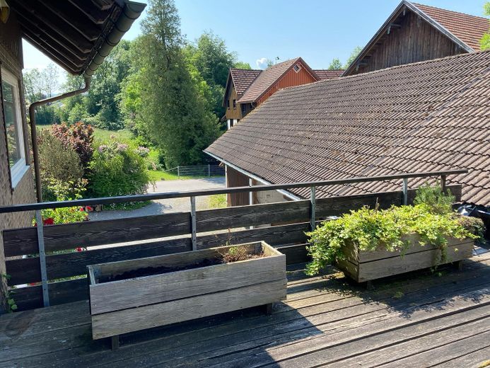 CASA PLURIFAMILIARE VERSATILE CON POSSIBILITÀ COMMERCIALE E POTENZIALE DI AMPLIAMENTO – Sonnenterrasse Blick auf Hof