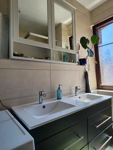 Light-filled old building apartment (5 rooms) by the city park - 4 spacious bedrooms and separate living room – Doppelwaschbecken