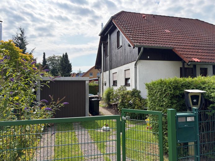 Provisionsfrei in die Zukunft! EFH mit Wärmepumpe und PV nahe Wald und Wasser – Eingang Grundstück