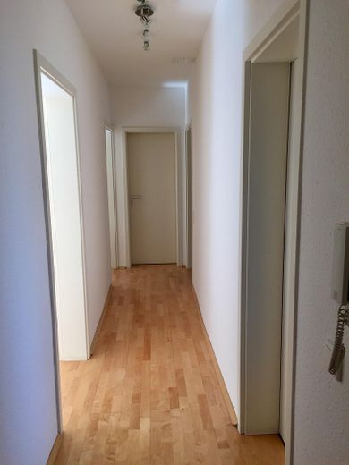 Altstadt-Stadthaus mit Mainblick, Dachterrasse, Mieteinnahmen & Ausbaupotenzial – provisionsfrei – Flur - Wohnung 63 qm