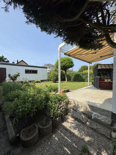 Terrasse mit Blick auf Garage