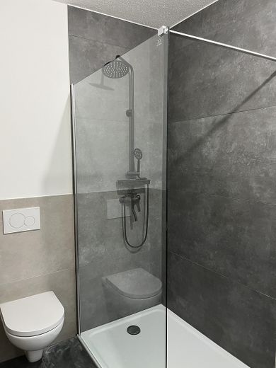 Dachgeschosswohnung mit Balkon und neu saniertem Badezimmer – Bad mit begehbarer Dusche
