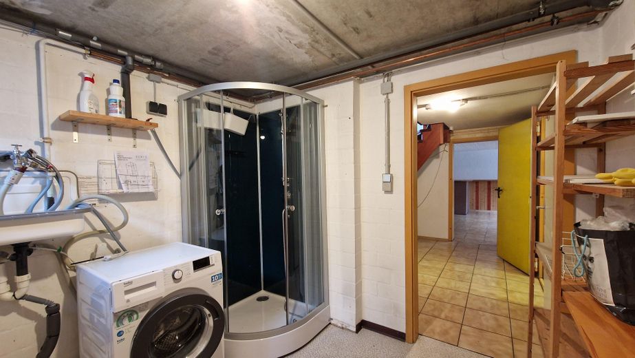 Casa a schiera di testa con camino e moderno impianto di riscaldamento ibrido a gas a Berlino-Rudow – Waschkeller
