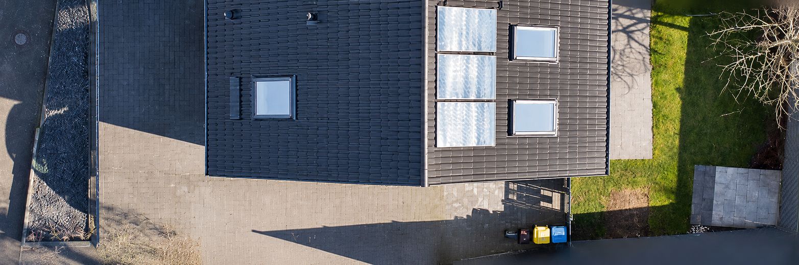Einziehen und wohlfühlen - familienfreundliche Doppelhaushälfte aus 2018 im Herzen von Pulheim-Geyen – Luftbild (Solarthermie)