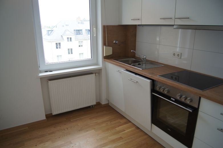 Mieszkanie 3-pokojowe z zabudowaną kuchnią w stylowej kamienicy *** Balkon od strony południowo-zachodniej od 2027 roku – Küchenzeile mit Geschirrspüler