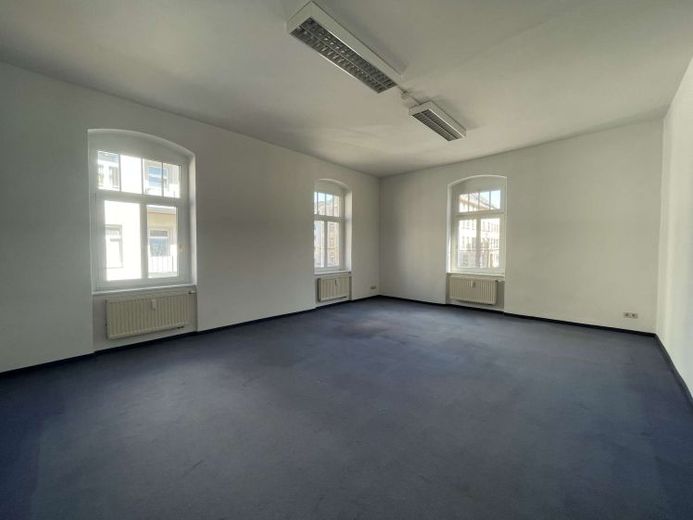 Wir renovieren für Sie! Helle Büro-/ Praxisfläche mit 143m² im Zentrum! – Foto 1
