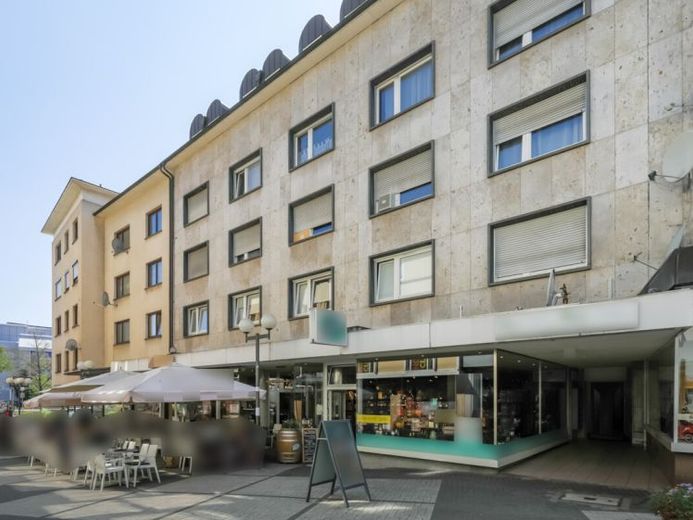 Stabile nel valore e orientato al futuro!
Investimento allettante: edificio residenziale e commerciale noto in città! – Foto 1