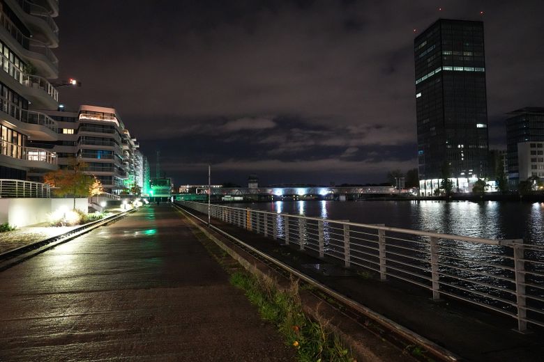 Luxuriöses Apartment an der Spree mit großer Sonnen-Dachterrasse – Umgebung (nachts)