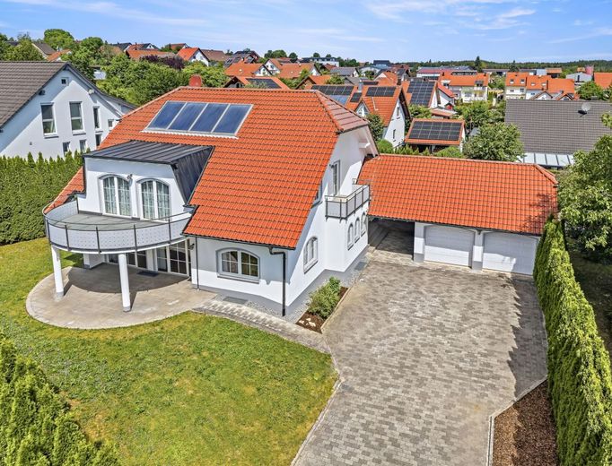 PROVISIONSFREI- Außergewöhnlich wohnen: Großzügiges Einfamilienhaus mit architektonischem Charme – Außenansicht