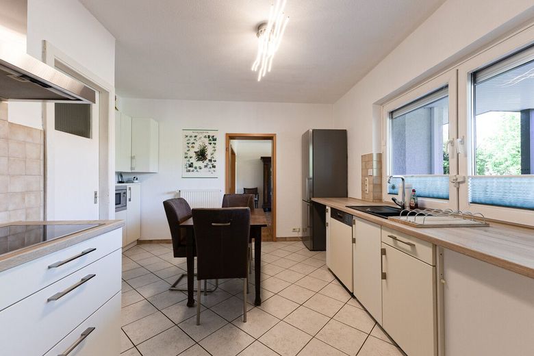 Landidylle meets Design: Perfektes 2-FH für die große Familie in Hanglage – Whg. 1 Küche