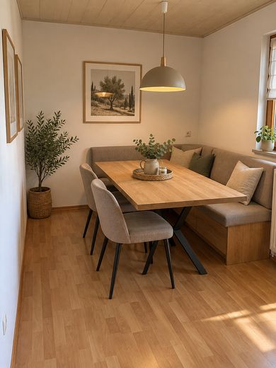 Helle 3,5-Zimmer-Wohnung mit Südbalkon – komfortables Zuhause am Stadtrand von Regensburg – Essbereich (Möbel KI gen.)