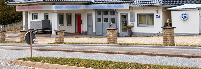 Top Visibility: Commercial Property (2,021 m²) with Residential Potential for Retail, Office, Practice & Workshop