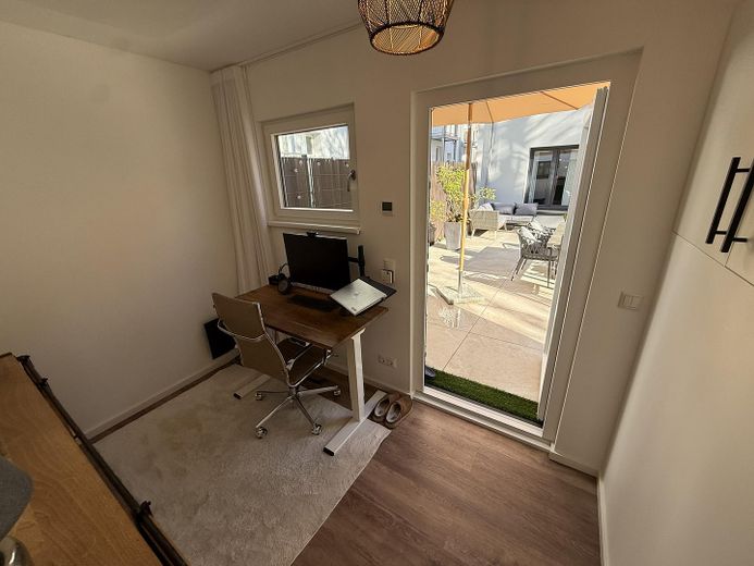 Stadthaus-Feeling: Großzügige Wohnung mit separatem Office und eigenem Parkplatz – Foto 12