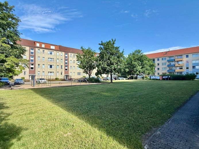 HORN IMMOBILIEN++ Neubrandenburg, renovierte 3-Raum Eigentumswohnung mit Balkon -bezugsfrei- – Innenhof