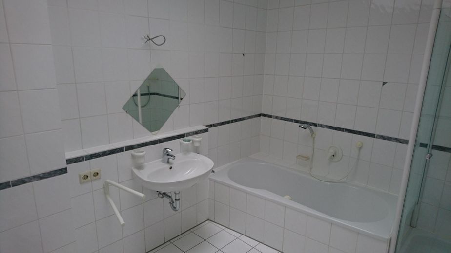 Helle schicke 2 Zimmer oberste Wohnung mit EBK u. tollem Bad in Filderstadt-Bernhausen – Bad