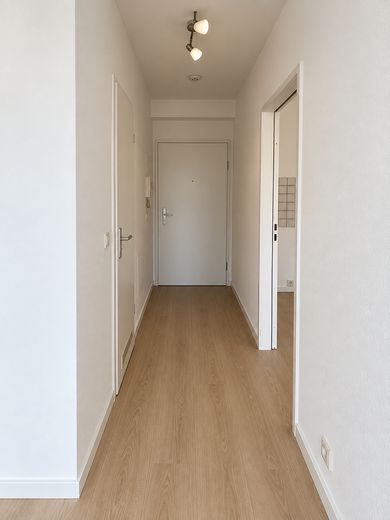 Tadilat edilmiş 2 odalı daire, teraslı, yeni mutfaklı ve kapalı otopark yerli – Flur