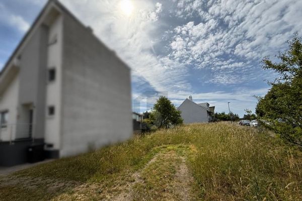 UZBROJONA DZIAŁKA I OD RAZU GOTOWA DO ZABUDOWY W SPOKOJNEJ LOKALIZACJI