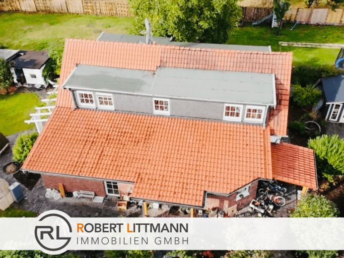 Stilvolles Einfamilienhaus und moderner Ausstattung auf großzügigem Grundstück und Außenpool – Foto 1
