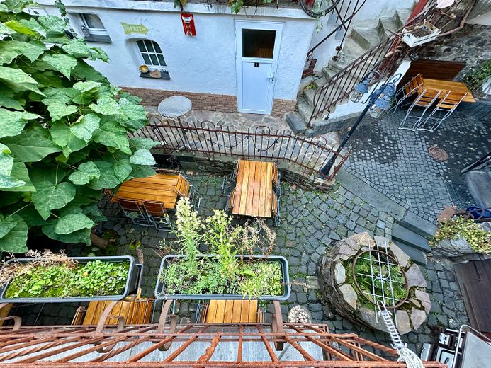 Accogliente caffè di paese cerca un gestore cordiale – Balkon - Blick in den Innenhof