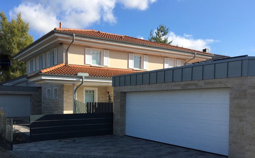 Große und modern-luxuriös ausgestattete Villa im Toskana-Stil am Hamburger Stadtrand zu verkaufen – Garage II / Auffahrt 