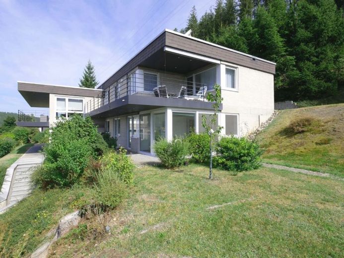 Ein architektonischer Wohntraum in einer besonderen Wohn- und Aussichtslage von Vöhrenbach. – Foto 1