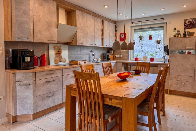 Endlich Raum für alle: 130m² Maisonette mit 4 Schlafzimmern &amp; zwei Garagen in Lüssum-Bockhorn – Küche EG