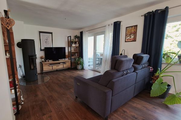 Wohnen in Aussichtslage: 4-Zi.-Maisonettewohnung mit 4 Balkonen XL TG-Stellplatz und Außenstellplatz