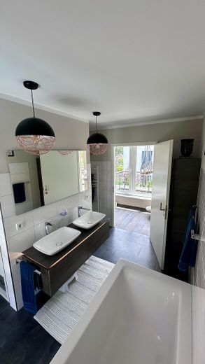 Casa unifamiliare di alta qualità in costruzione massiccia con moderna tecnologia energetica e giardino elegante – Foto 19