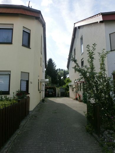 Charmantes Wohlfühlhaus mit Terrasse und kleinem Garten in gesuchter Lage – Zufahrt zum Haus