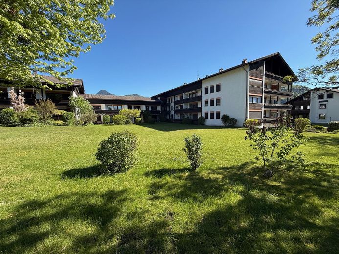 1,5 Zimmer Wohnung mit schöner privater Terrasse, Schwimmbad und Sauna – Parkähnliches Grundstück
