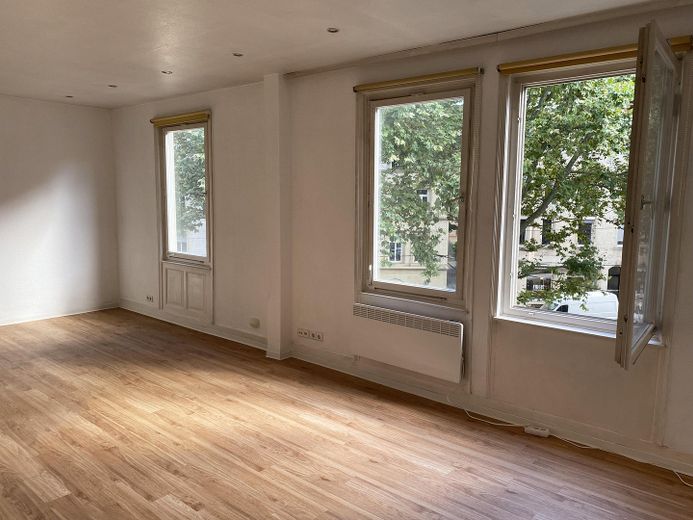 1-Zimmer Altbau-Apartment in bester Citylage - Provisionsfrei – Große Fenster