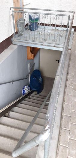 Außentreppe zum Kellerraum