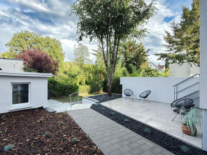Mieszkanie ogrodowe z poczuciem domu: 105 m² z dużym tarasem w pobliżu Frankfurtu – Terrasse und Wohngarten