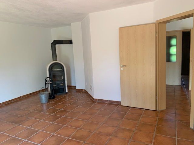 Provisionsfrei! Traumhaft schönes EFH mit separatem Büro-/Gästebereich - sofort frei! – Großes Wohnzimmer mit Kaminofen