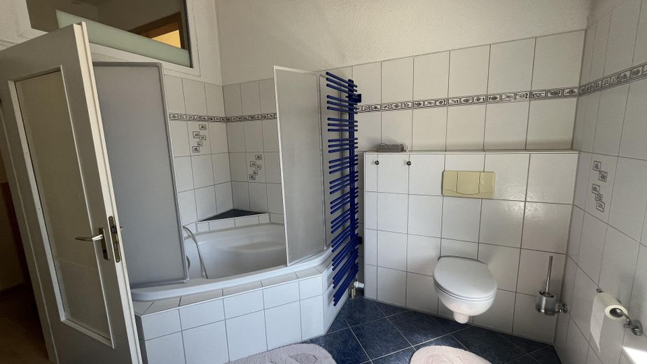 Großzügige 5-Zimmer-Wohnung mit Garten, Terrasse und Garage – Foto 2