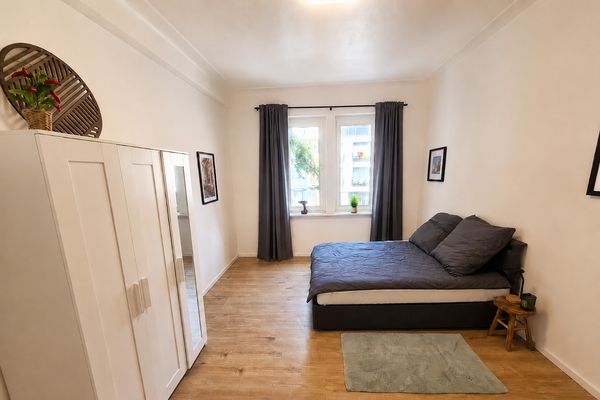 Möbliertes 22 m² WG-Zimmer – Frauen-WG in Düsseldorf-Heerdt– ruhig & hochwertig