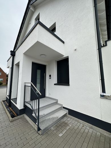 Premium 3-Zimmer-Maisonette-Wohnung mit offener Wohn-Ess-Küche, Dachterrasse & Fußbodenheizung – Separater Eingangsbereich