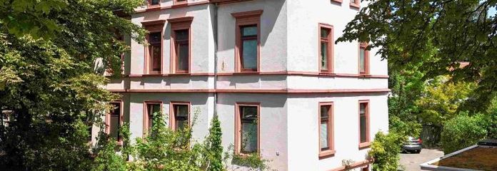 Am Schloss Philippsruhe: Denkmalgeschütztes Dreifamilienhaus mit WEG-Aufteilung