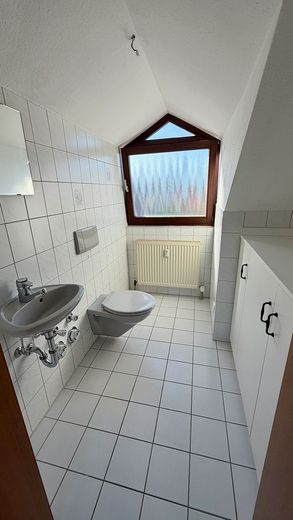 Schöne 3-Zimmer DG Wohnung mit modernisierter Küche und Balkon – Gäste-WC