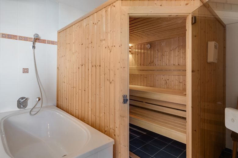 Zedernholzhaus mit Sauna, Werkstatt und Garten: viel Platz zum Wohnen, Arbeiten und Entspannen – Sauna