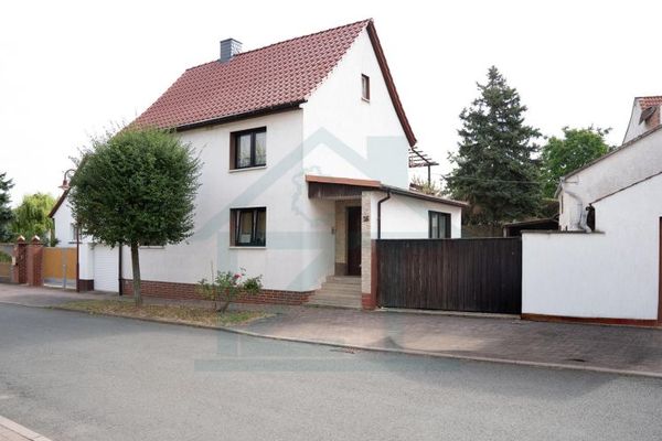 Detached single-family house with garage, outbuilding & plenty of scope for customization