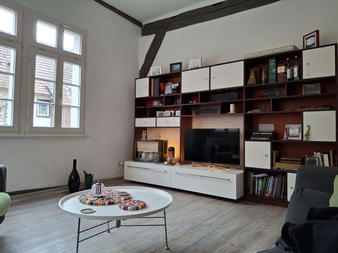 gepflegte 4,5-Zimmer Wohnung mit Gartenanteil am Rand der Altstadt – Wohnzimmer
