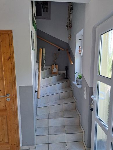 Isı pompalı müstakil ev – Treppe zum Dachgeschoss