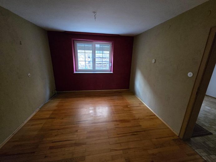 Platzwunder mit ländlichem Charme – Kaminzimmer mit Hofsicht