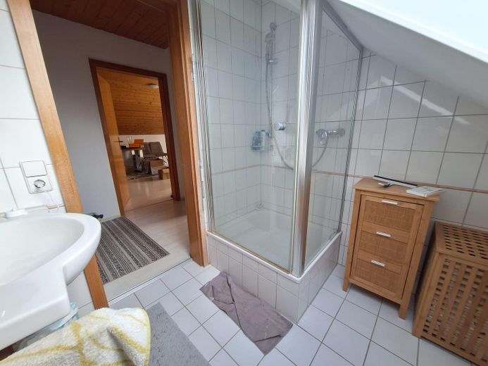 Gemütliche Dachgeschosswohnung 4 Zimmer mit Einbauküche in ruhiger Wohngegend – Bad